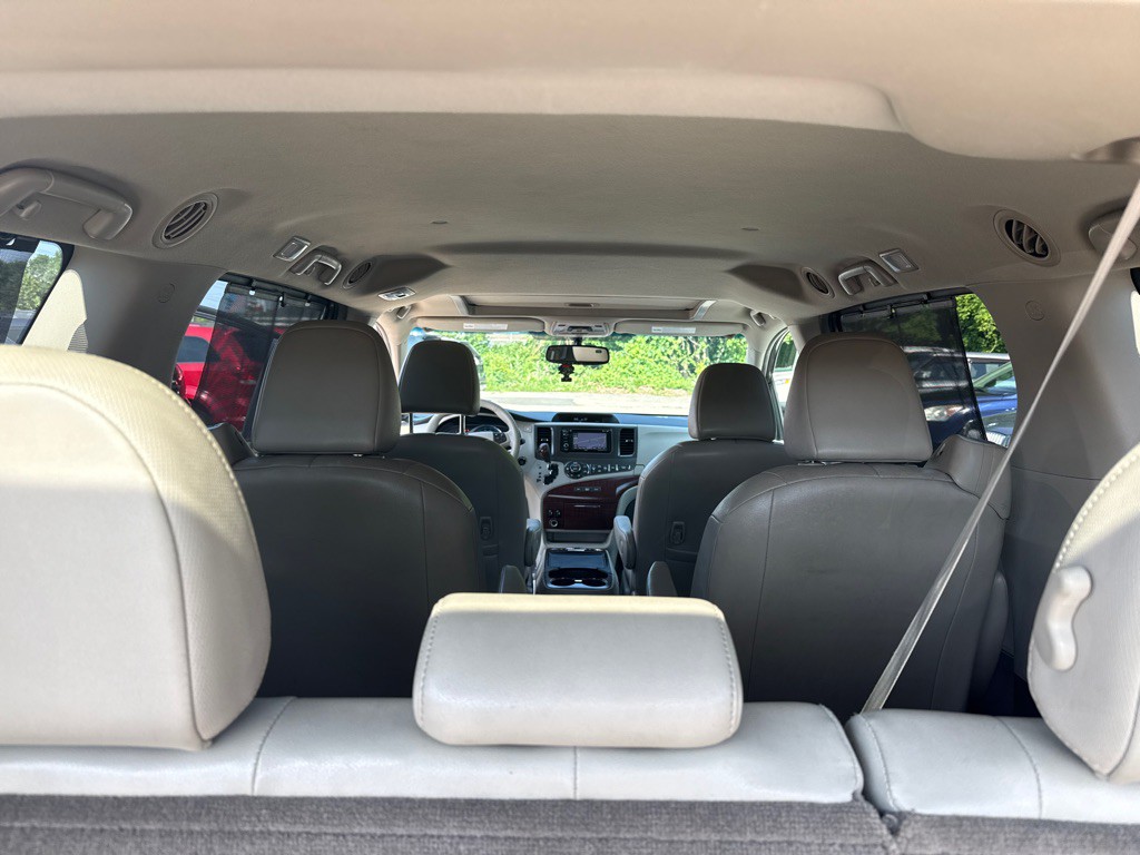 2014 Toyota Sienna Image 35