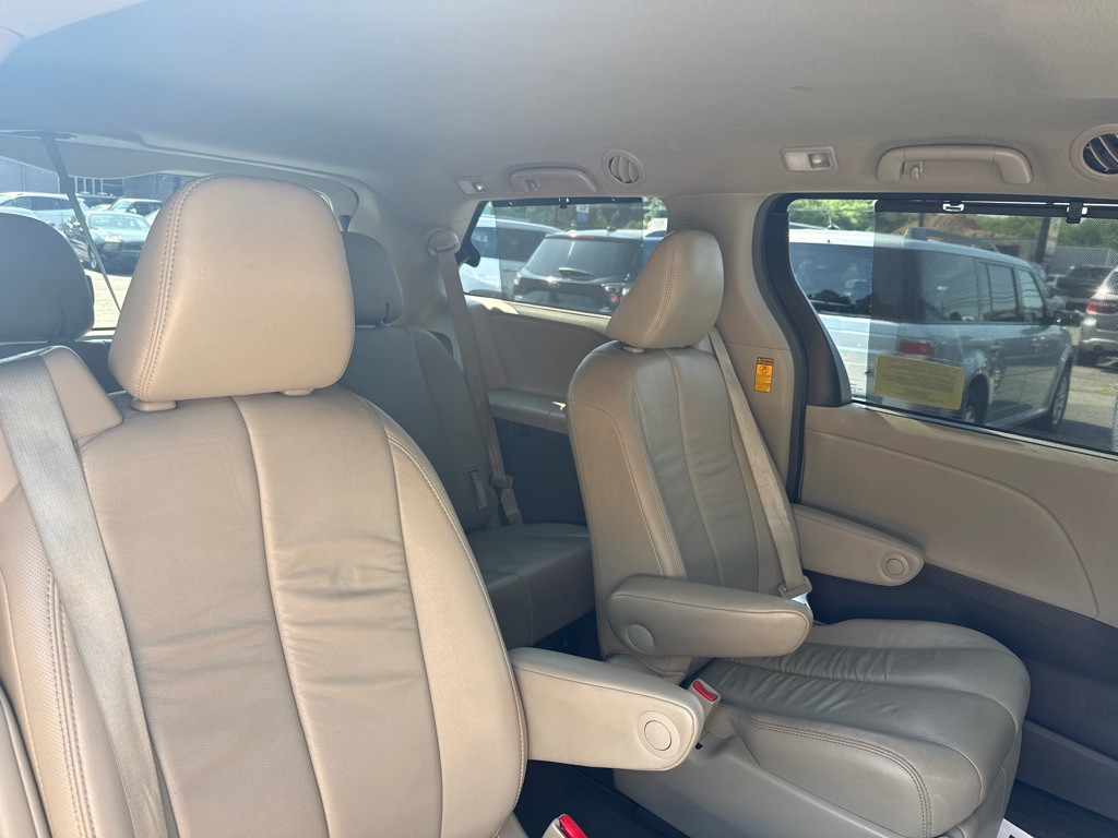 2014 Toyota Sienna Image 37