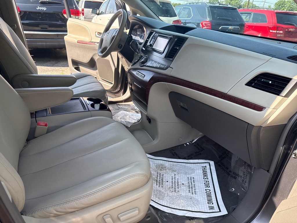 2014 Toyota Sienna Image 38