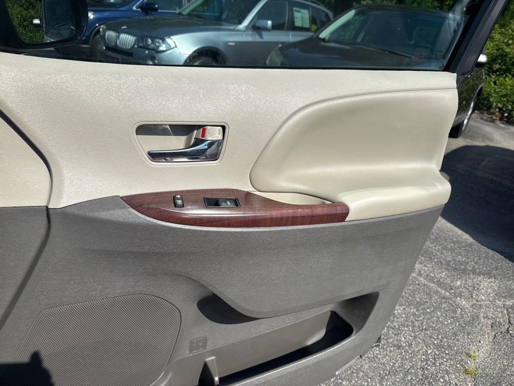 2014 Toyota Sienna Image 39