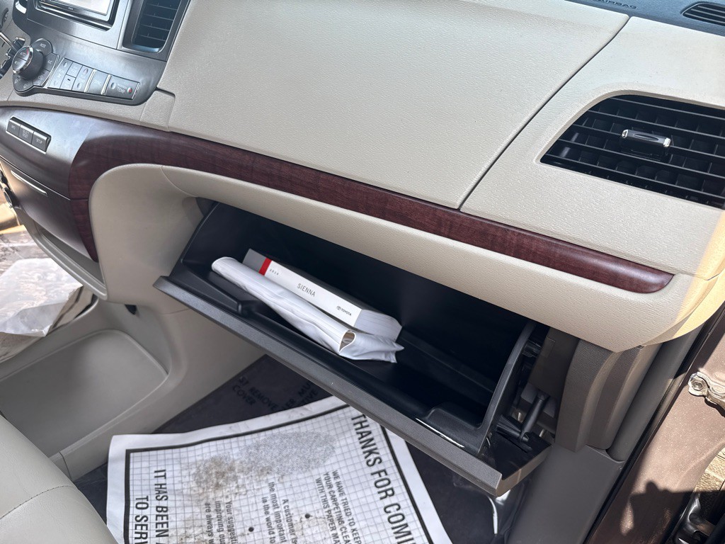 2014 Toyota Sienna Image 40