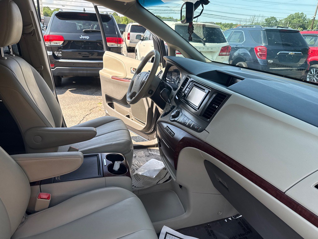 2014 Toyota Sienna Image 41