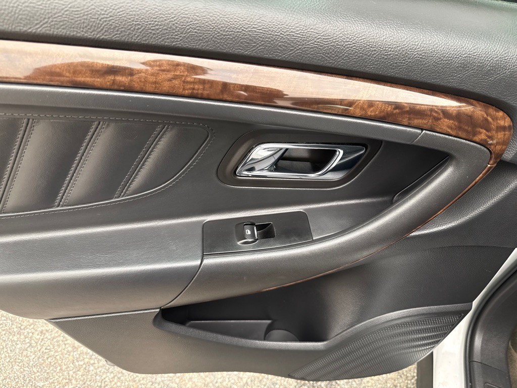 2014 Ford Taurus Image 23