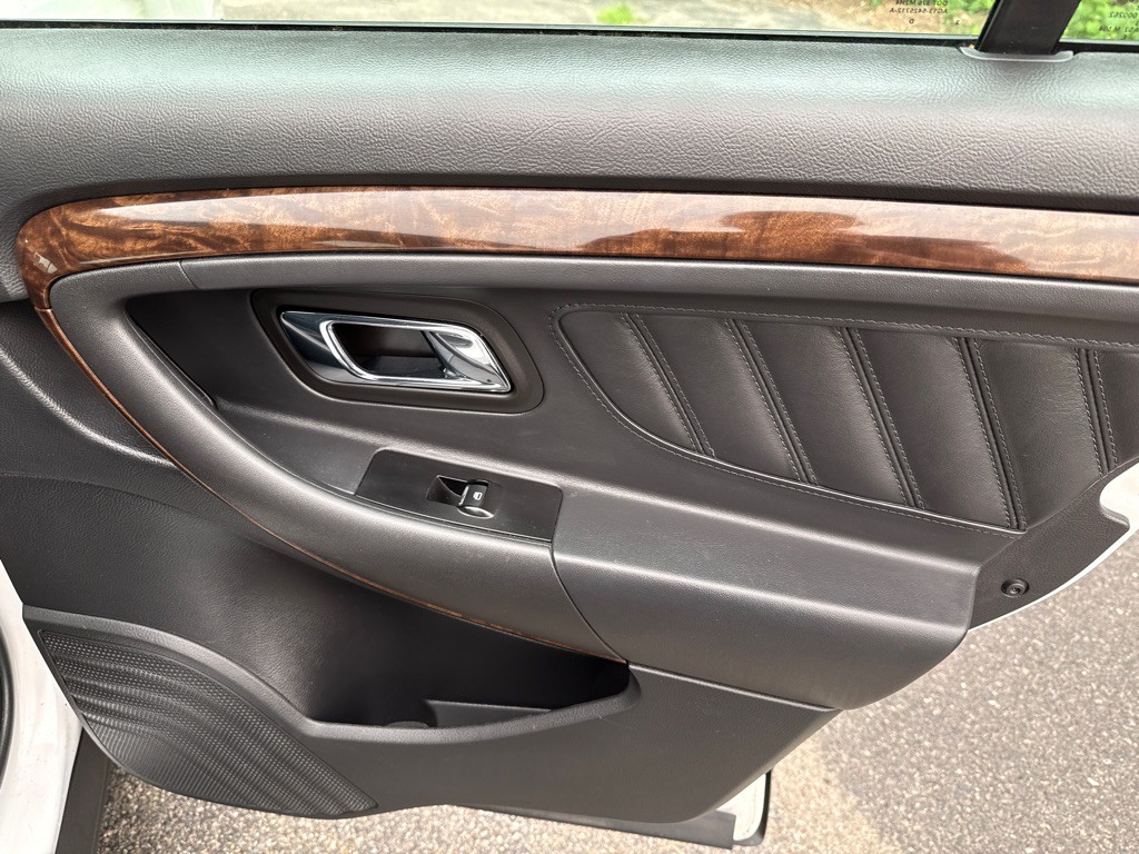 2014 Ford Taurus Image 27