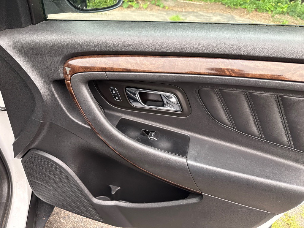 2014 Ford Taurus Image 29