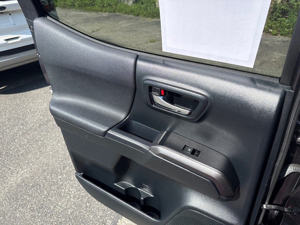 2016 Toyota Tacoma Image 24