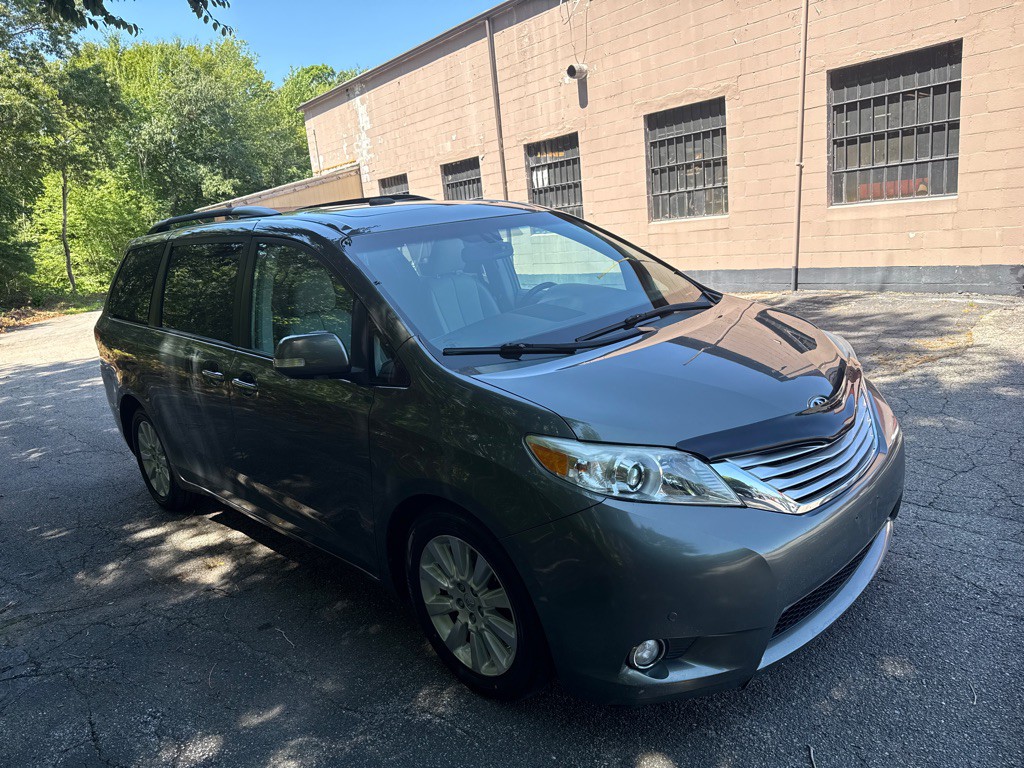 2014 Toyota Sienna Image 2