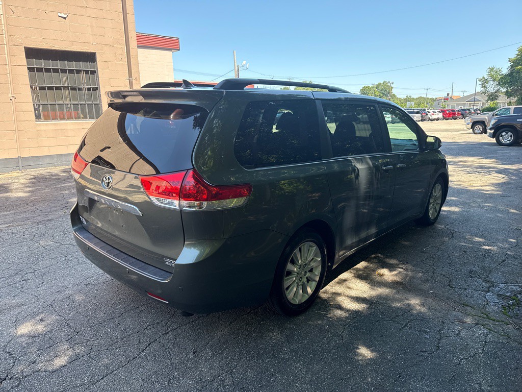 2014 Toyota Sienna Image 3