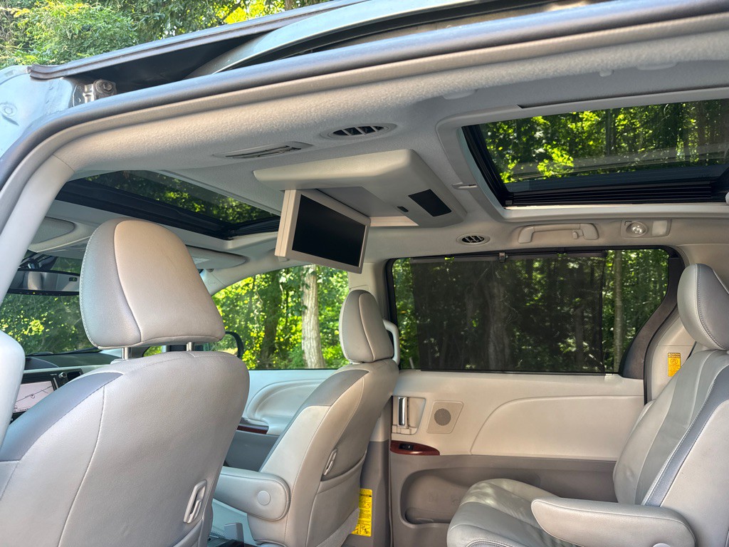 2014 Toyota Sienna Image 5