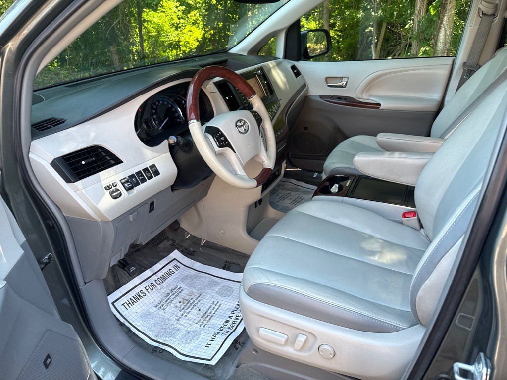 2014 Toyota Sienna Image 6