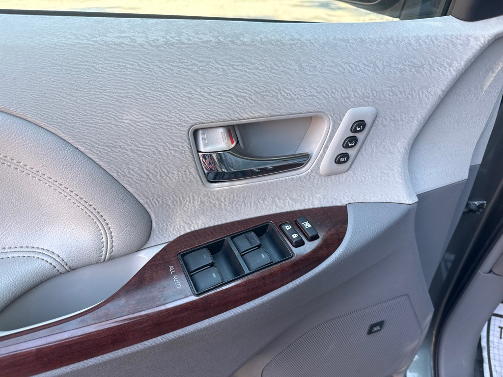 2014 Toyota Sienna Image 8