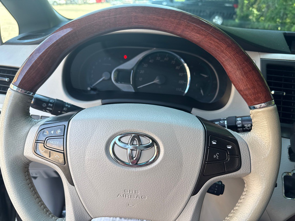 2014 Toyota Sienna Image 12