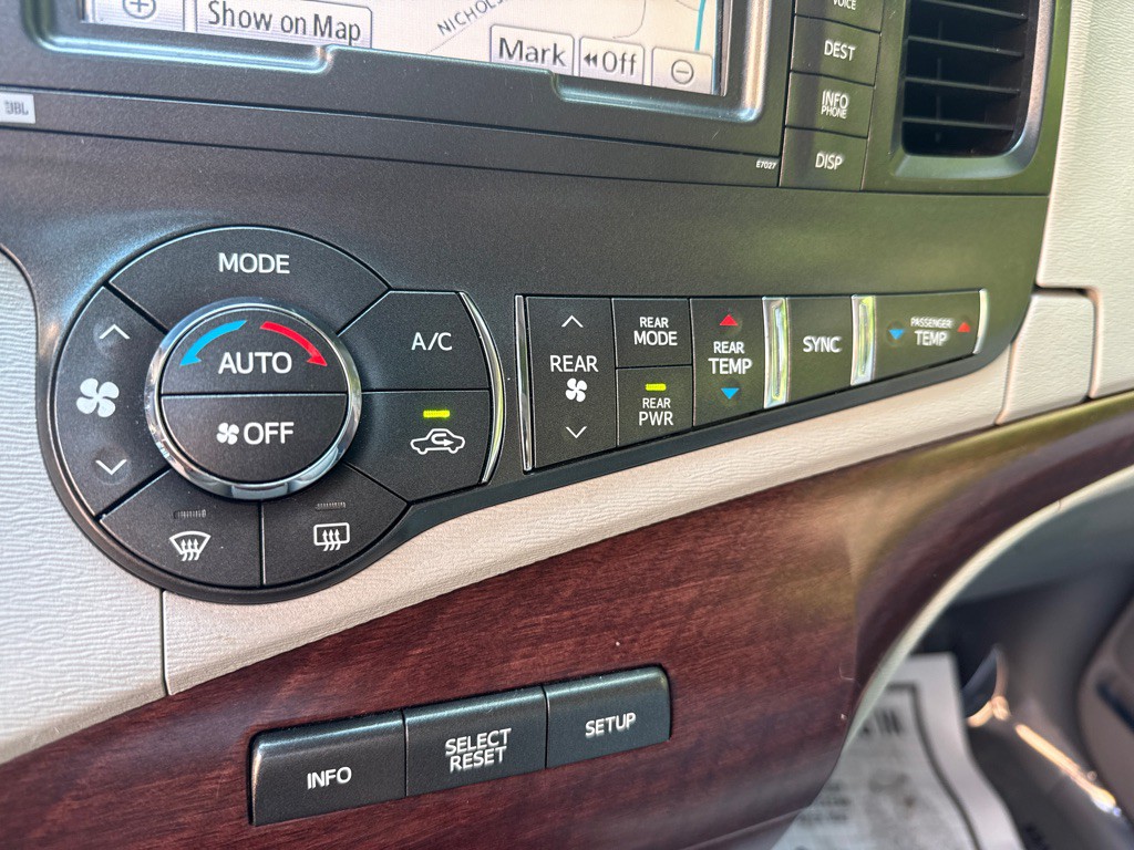 2014 Toyota Sienna Image 19