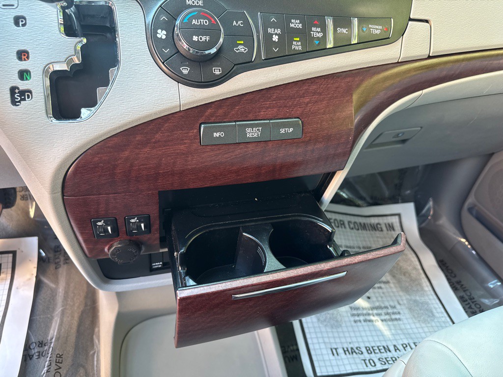 2014 Toyota Sienna Image 21