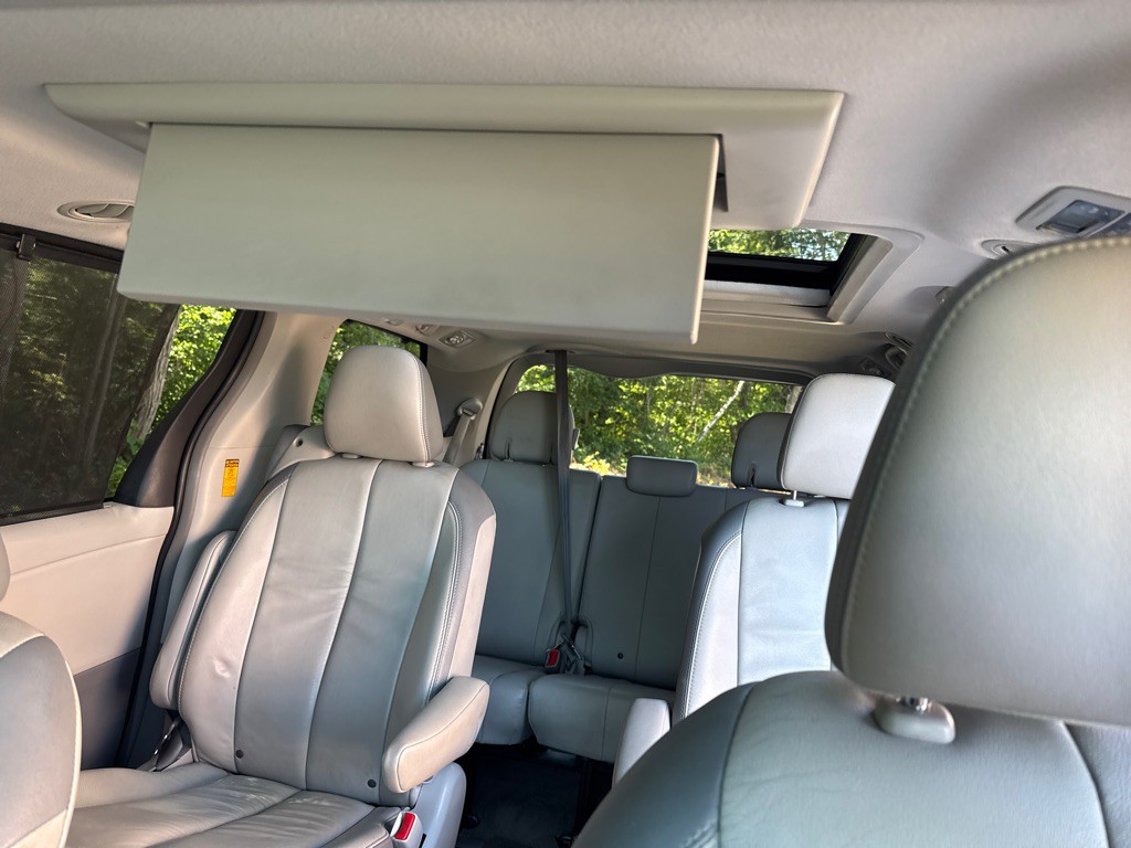 2014 Toyota Sienna Image 26