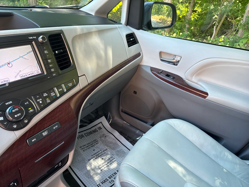 2014 Toyota Sienna Image 27
