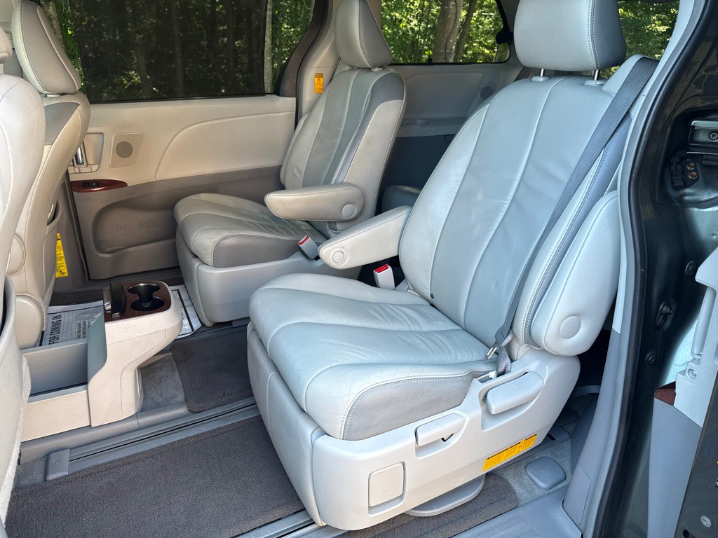 2014 Toyota Sienna Image 28