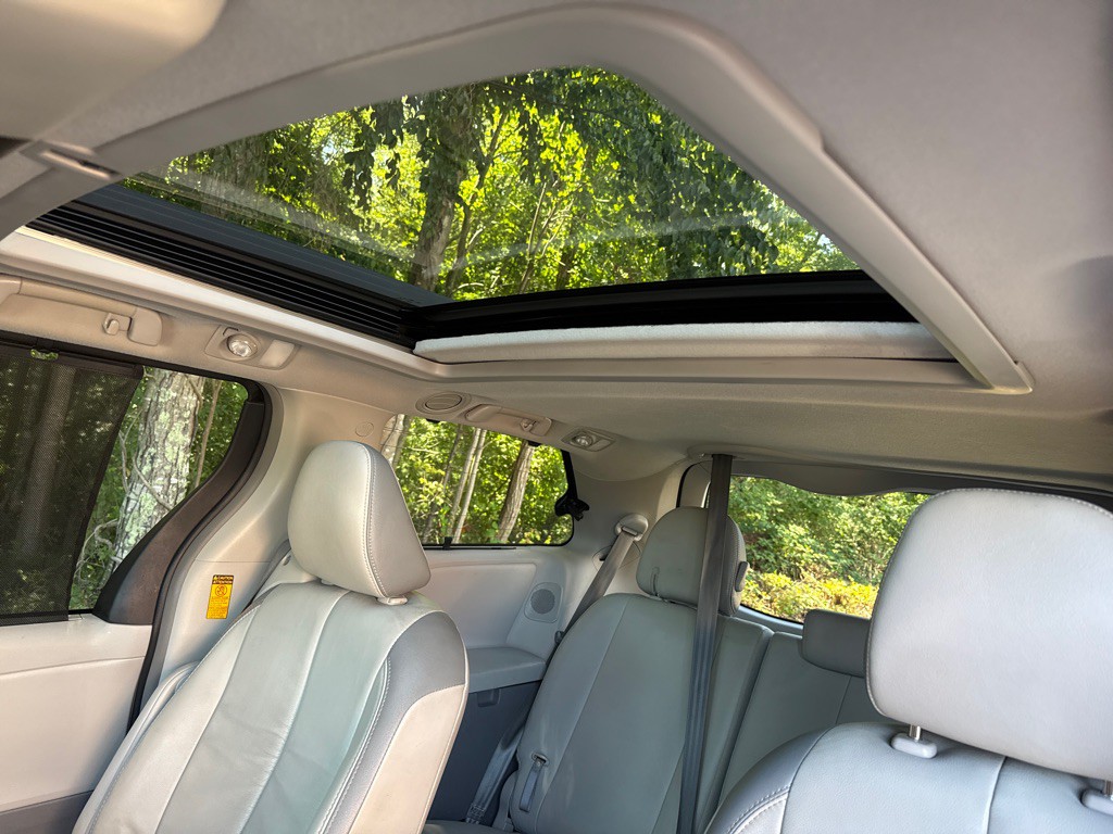 2014 Toyota Sienna Image 32
