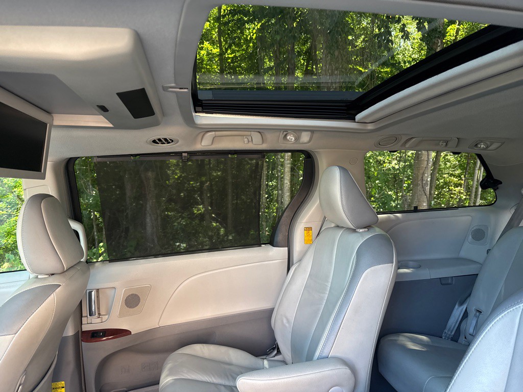 2014 Toyota Sienna Image 33