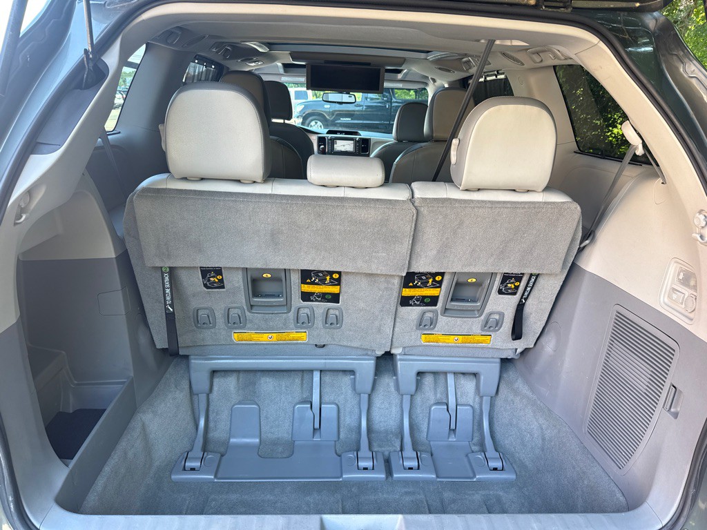 2014 Toyota Sienna Image 34