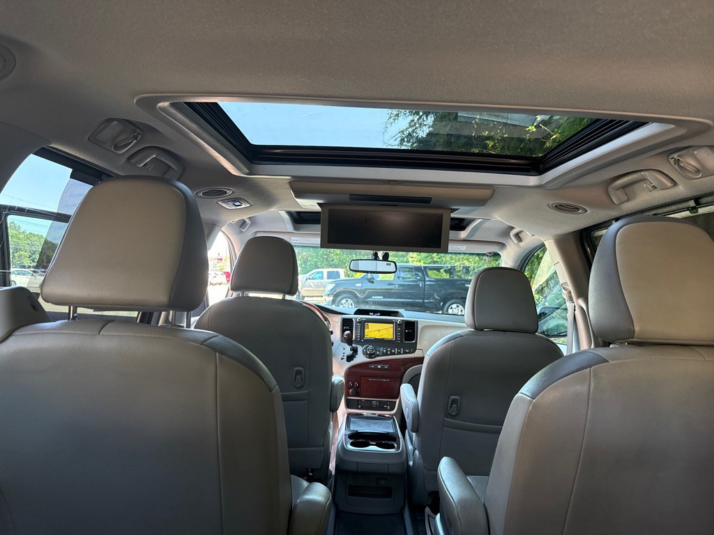 2014 Toyota Sienna Image 35