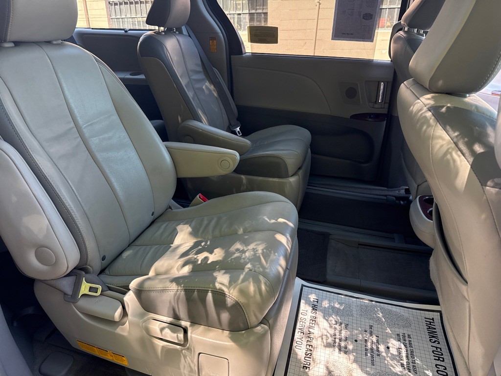 2014 Toyota Sienna Image 37