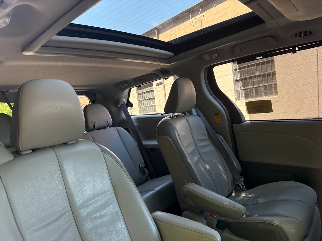 2014 Toyota Sienna Image 38