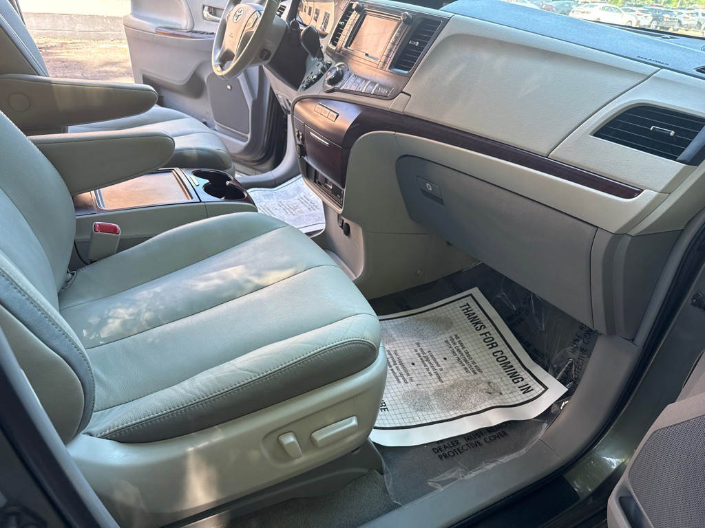 2014 Toyota Sienna Image 39