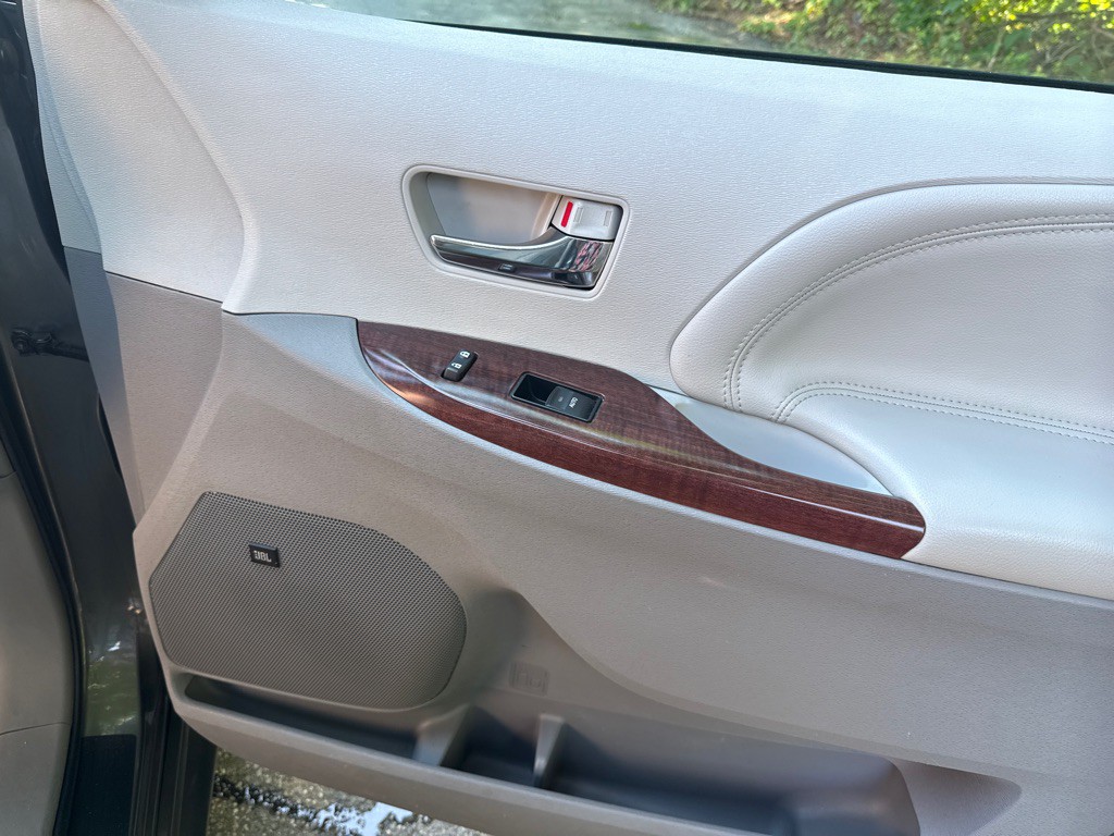 2014 Toyota Sienna Image 40