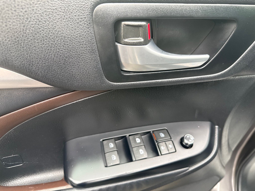 2015 Toyota Highlander Image 8
