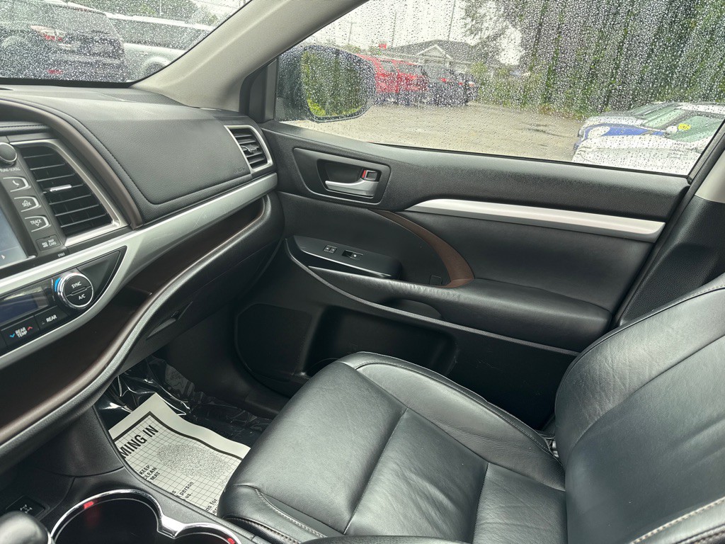 2015 Toyota Highlander Image 25
