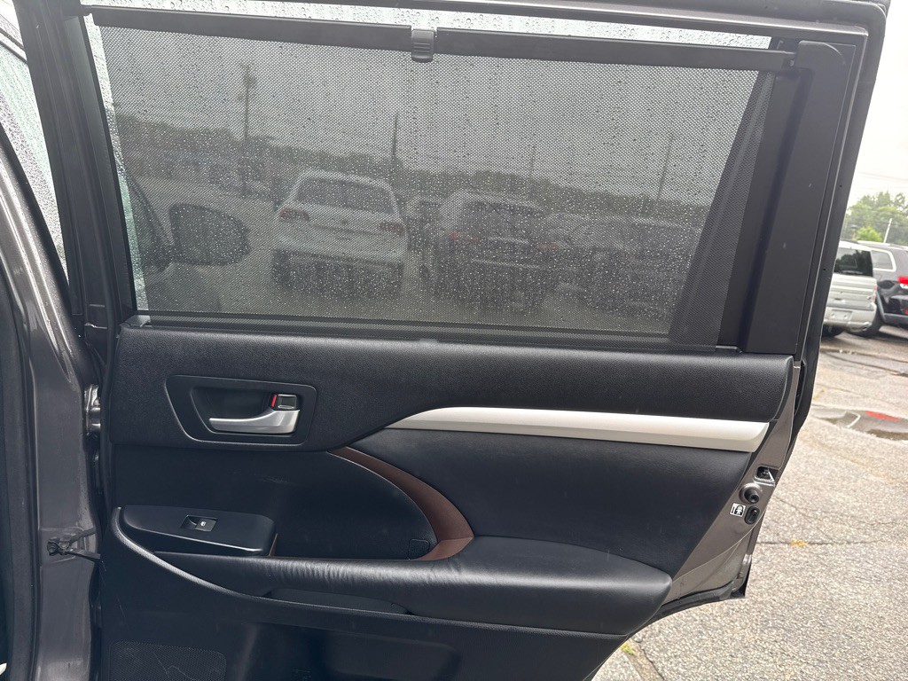 2015 Toyota Highlander Image 32