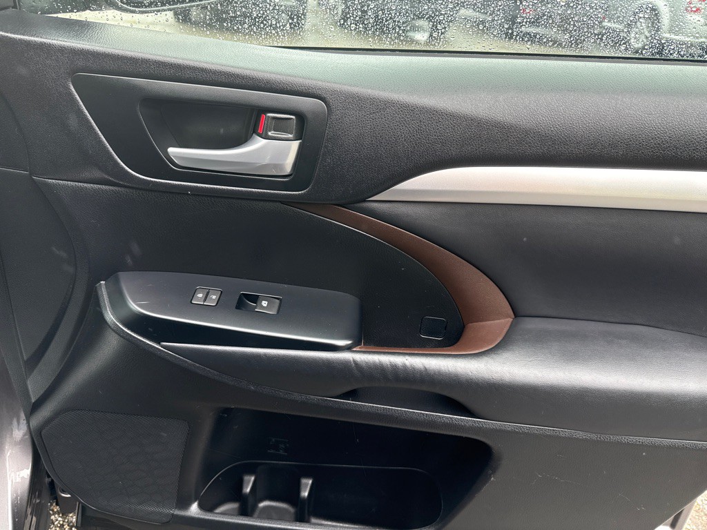 2015 Toyota Highlander Image 34