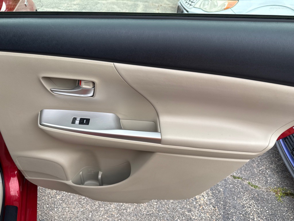 2012 Toyota Prius Image 25
