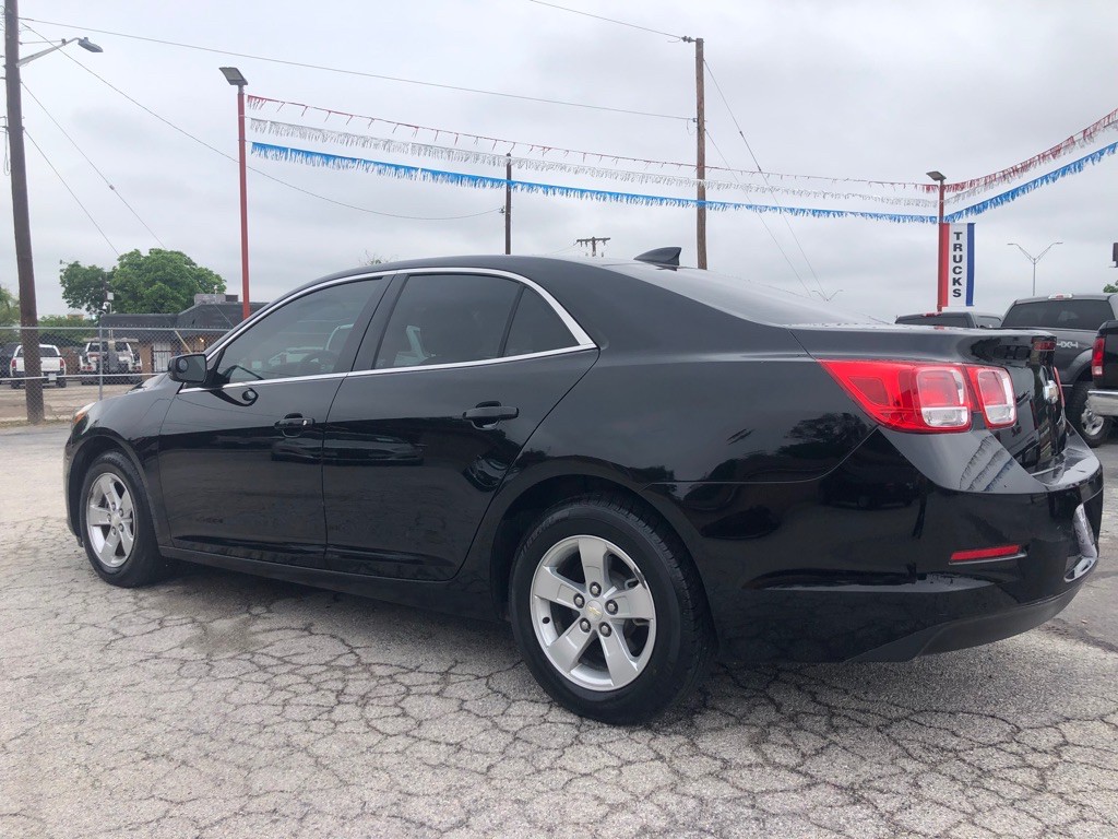 2016 Chevrolet Malibu Image 2