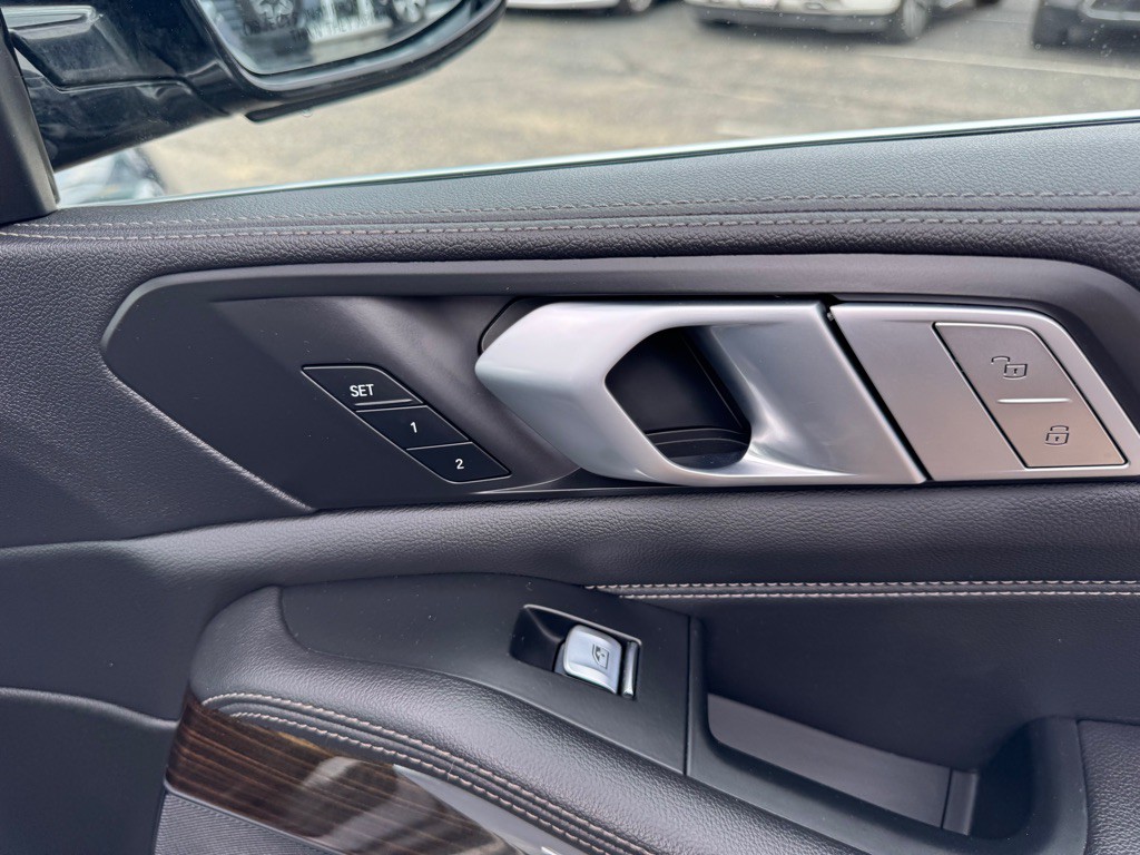 2020 BMW X7 Image 60