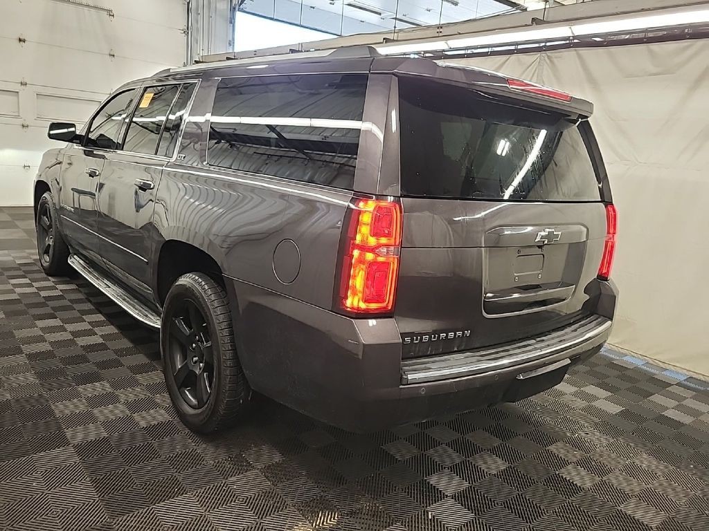 2016 Chevrolet Suburban Image 2
