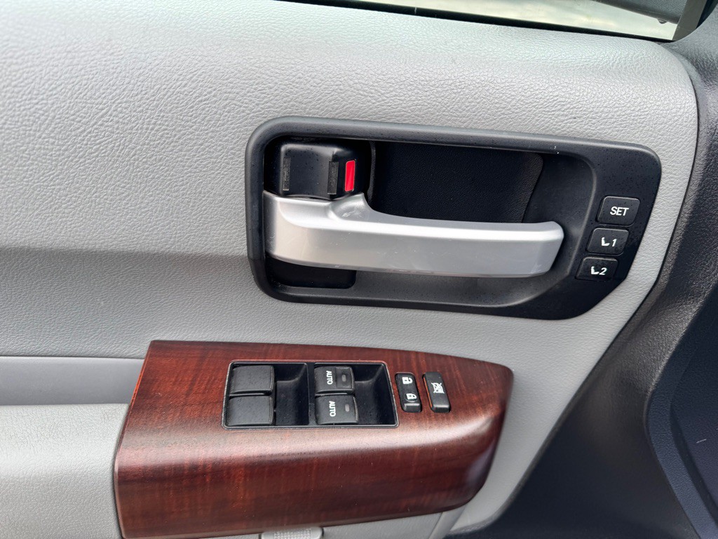 2014 Toyota Sequoia Image 11
