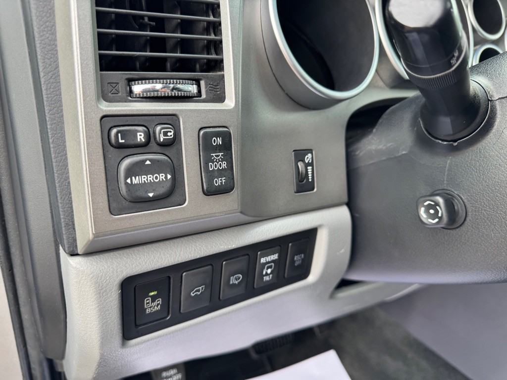 2014 Toyota Sequoia Image 17
