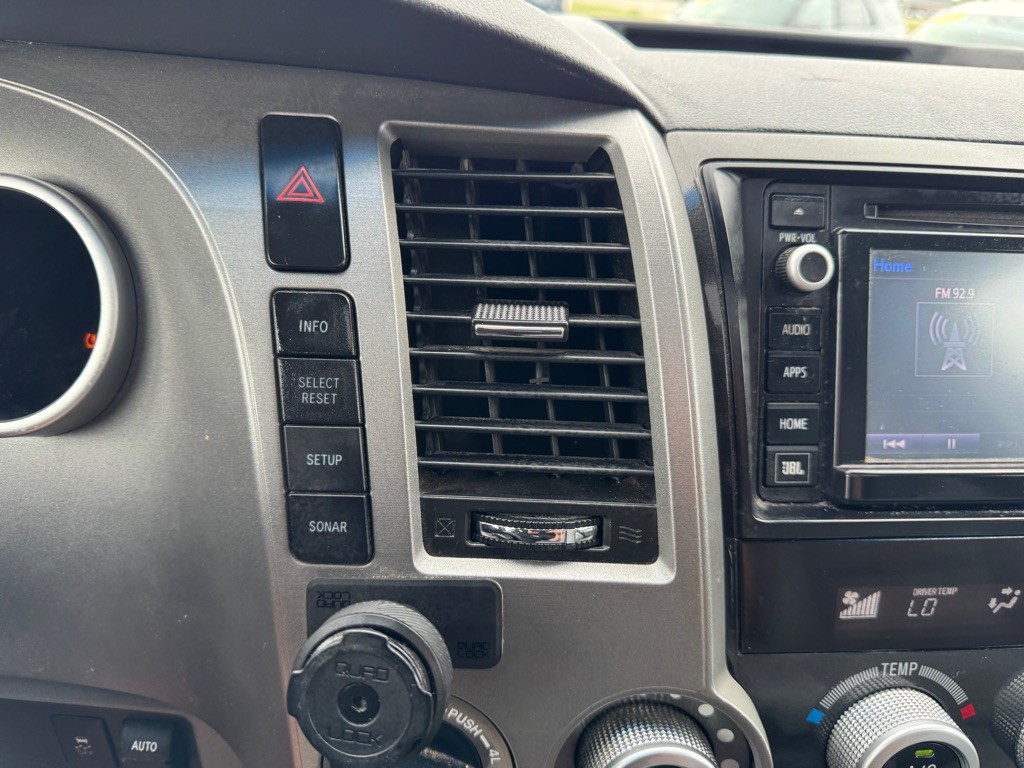 2014 Toyota Sequoia Image 24