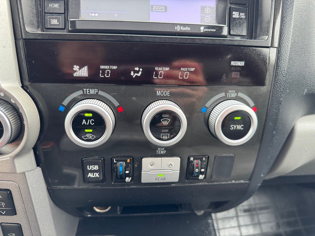 2014 Toyota Sequoia Image 25
