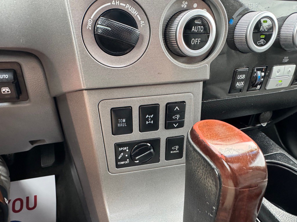 2014 Toyota Sequoia Image 27