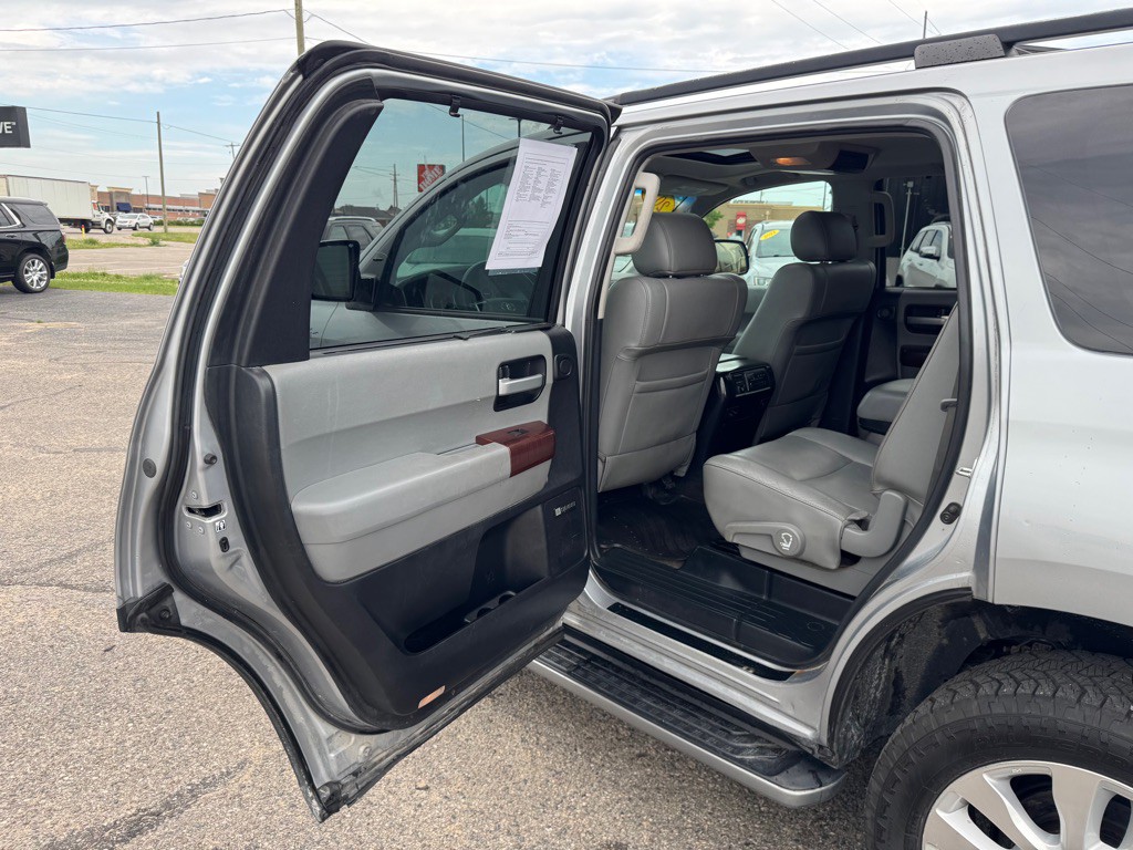 2014 Toyota Sequoia Image 33