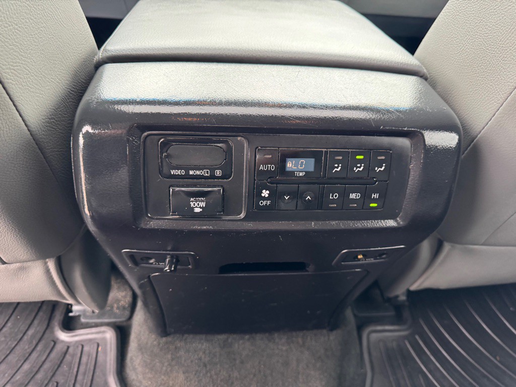 2014 Toyota Sequoia Image 36