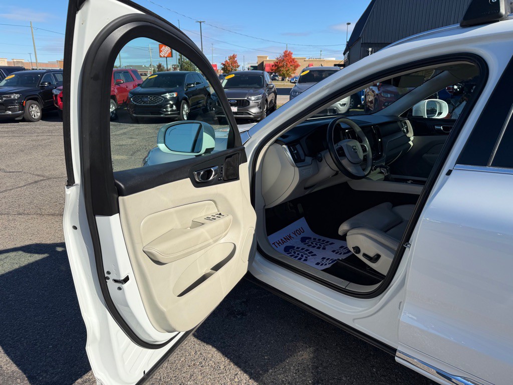2021 Volvo XC60 Image 9