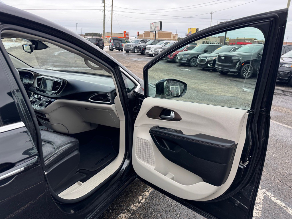2018 Chrysler Pacifica Image 45