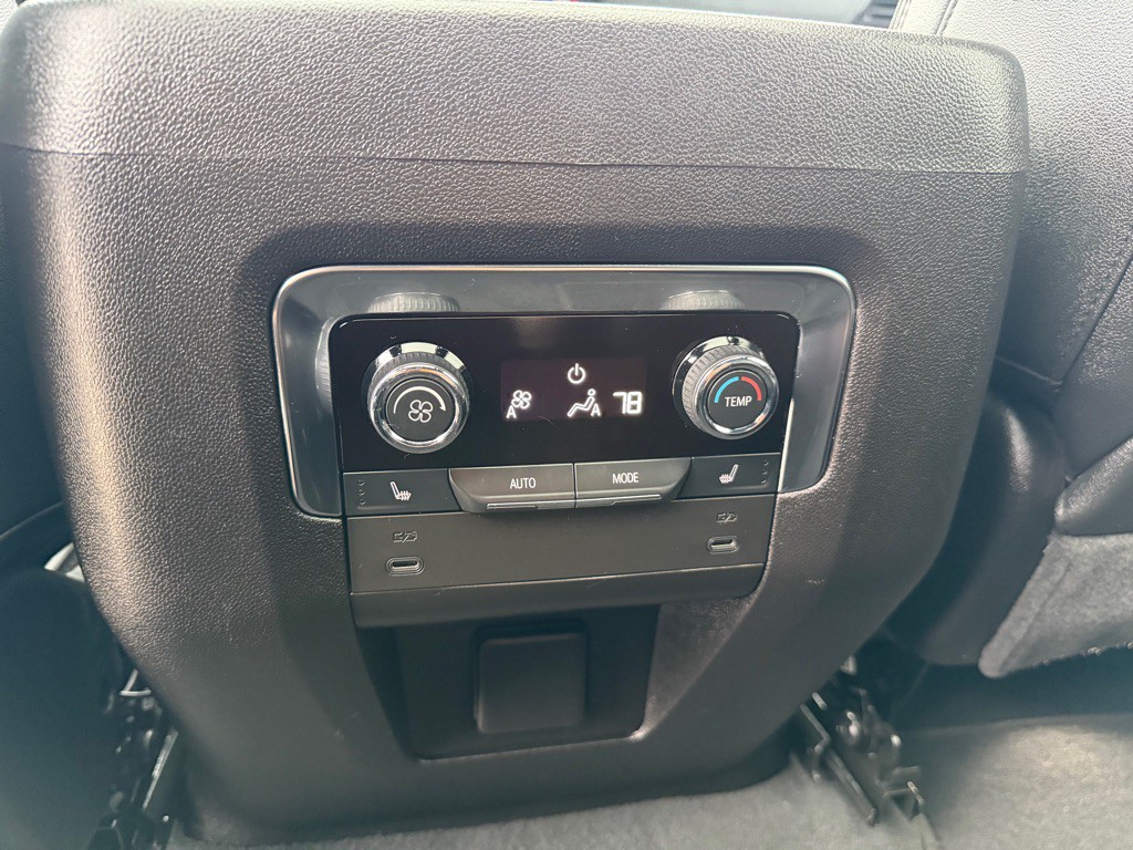 2025 Chevrolet Suburban Image 37