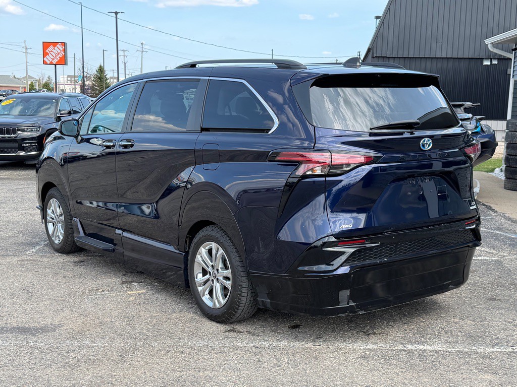 2022 Toyota Sienna Image 3