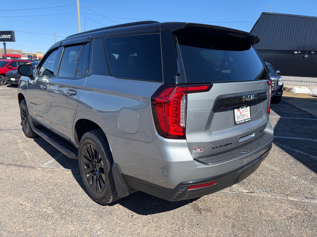 2023 GMC Yukon Image 3