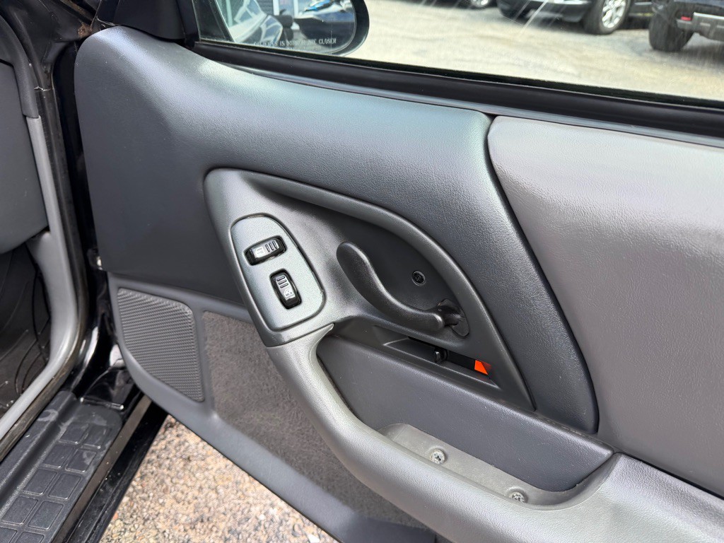 1997 Chevrolet Camaro Image 28